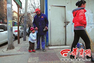 由于沒(méi)人照看，爸爸媽媽干活時(shí)帶著兩歲多的小韓靈  本報(bào)記者 董國(guó)梁 攝 